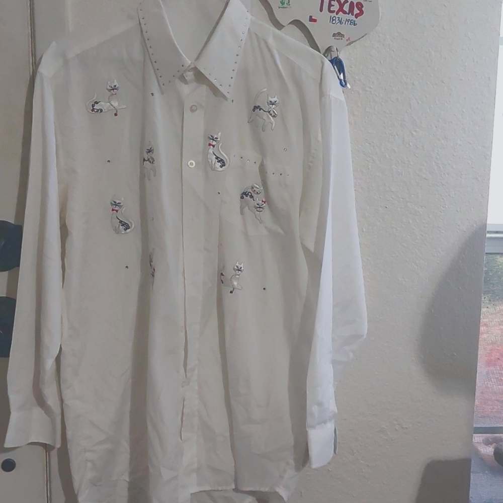 White Long Sleeve Shirt Lots Of Pretty Kitties  Sz L.   Closet